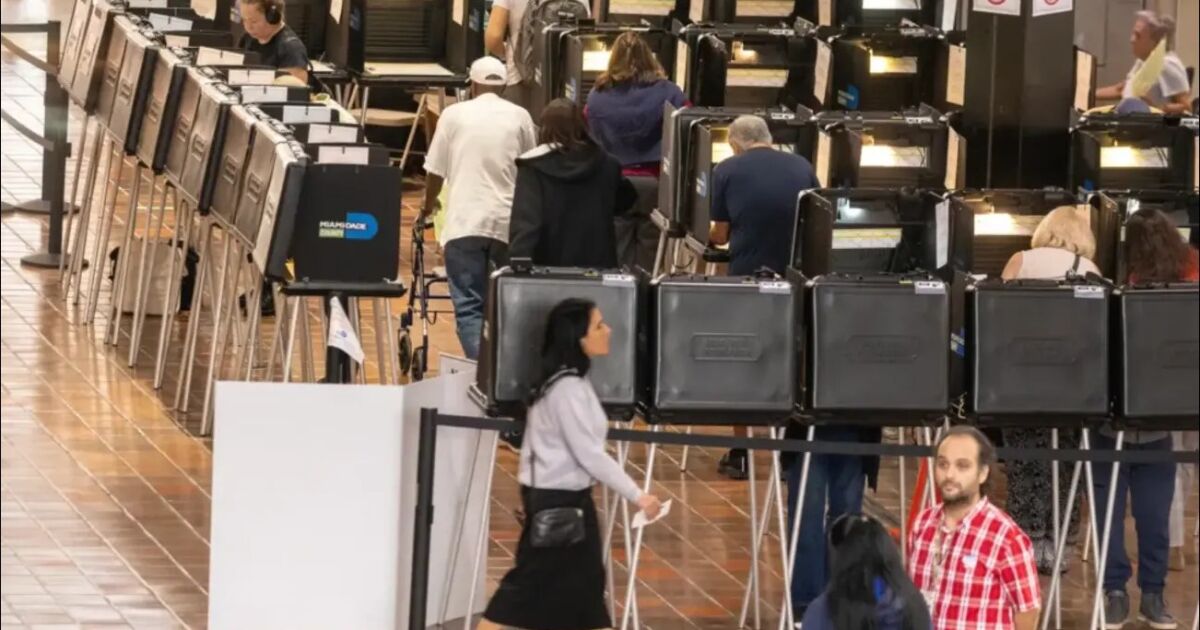 Ocho estados de EEUU iniciaron las votaciones anticipadas