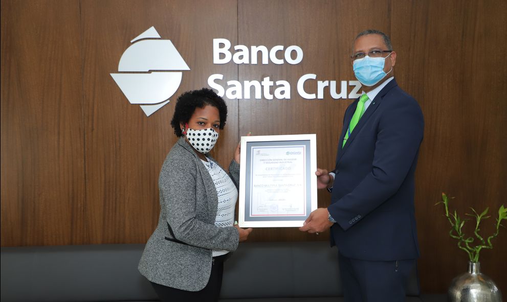 Banco Santa Cruz recibe certificado de seguridad y salud en el trabajo