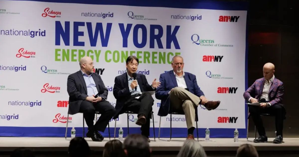 Líderes locales discuten obstáculos en la transición a la energía limpia en la Conferencia de Energía Schneps NY