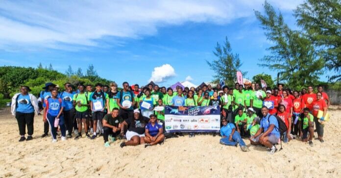 La Isla Blue Lagoon conmemora 40 años de limpieza costera internacional