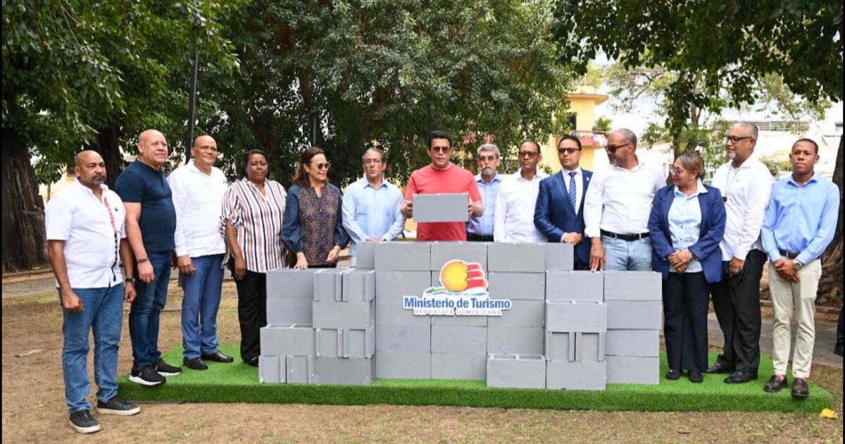 Ministro de Turismo deja iniciados trabajos de revitalización del parque San Miguel y su entorno