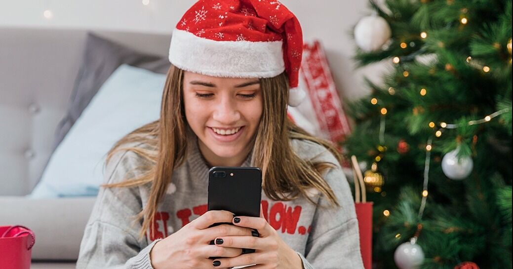 La mitad de los latinos ya busca ofertas navideñas y el 60% recurre a la IA para decidir