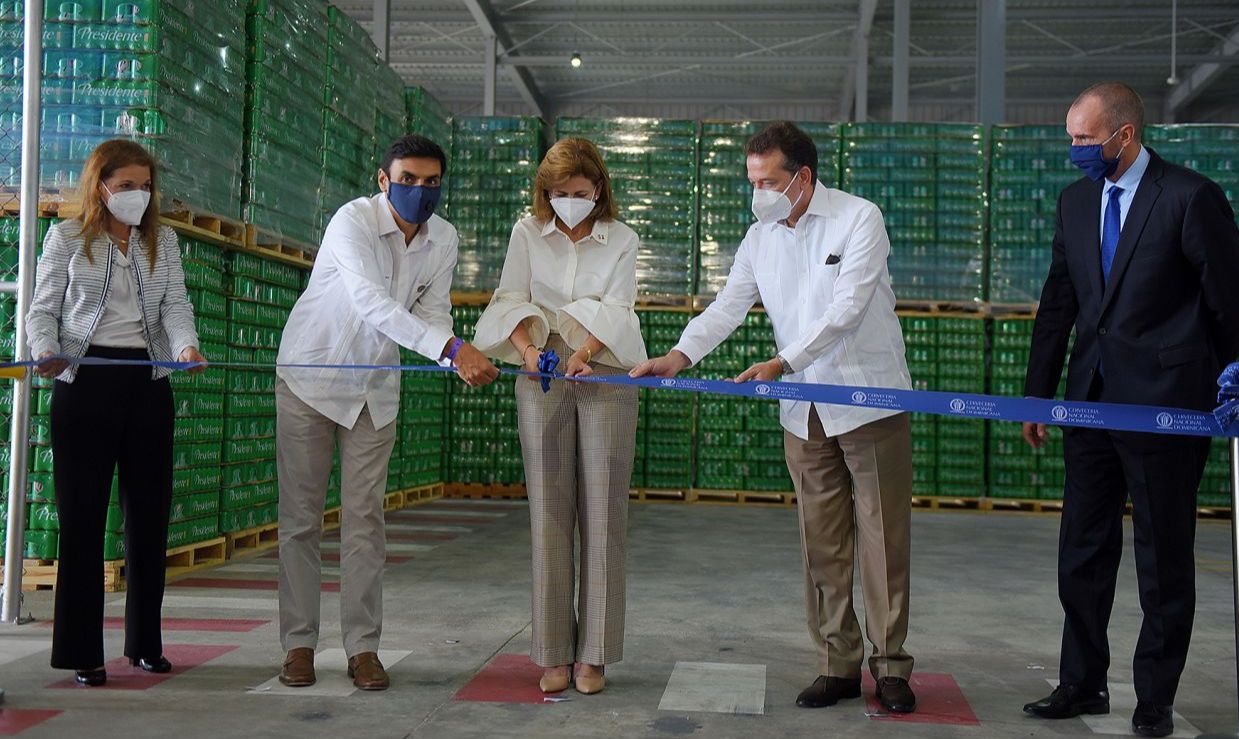 Cervecería inaugura centro de distribución con la presencia de Raquel Peña e Ito Bisonó