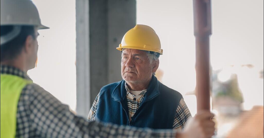 El desafío oculto de la construcción: Estudio alerta sobre envejecimiento de la fuerza laboral y la urgencia de la reconversión