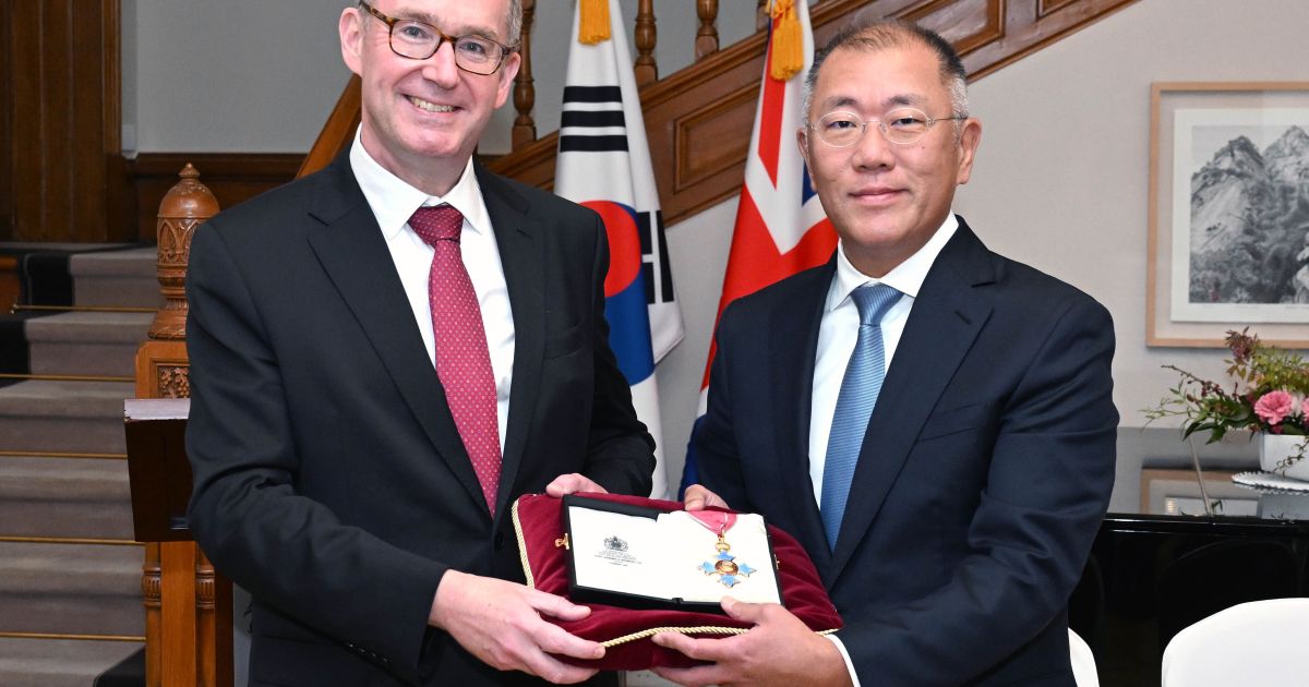 Presidente ejecutivo del Grupo Hyundai Motor, Euisun Chung, recibió el premio comandante de la Orden del Imperio Británico (CBE)