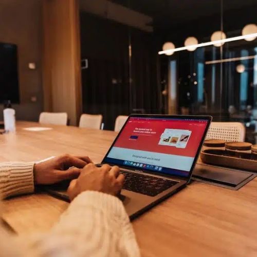 Cómo abordar la tendencia del “coffee badging” presente ya en 58% de las empresas