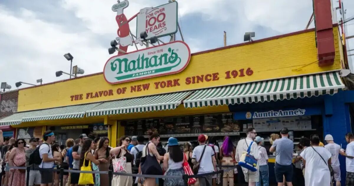Nathan's Famous se vendió a Smithfield's Foods en un acuerdo de $450 millones, asegurando el futuro de la icónica marca.