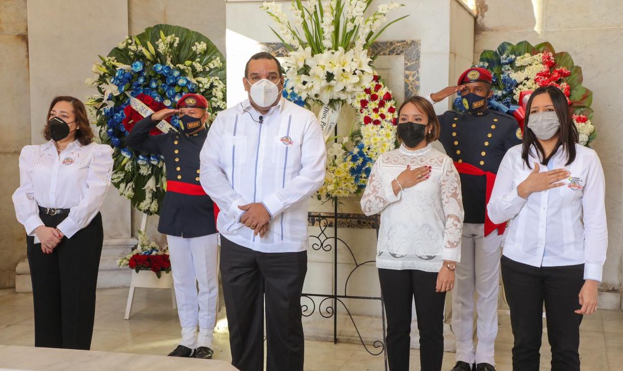 Comisión Nacional De Energía Deposita Ofrenda Floral Por Mes De La ...