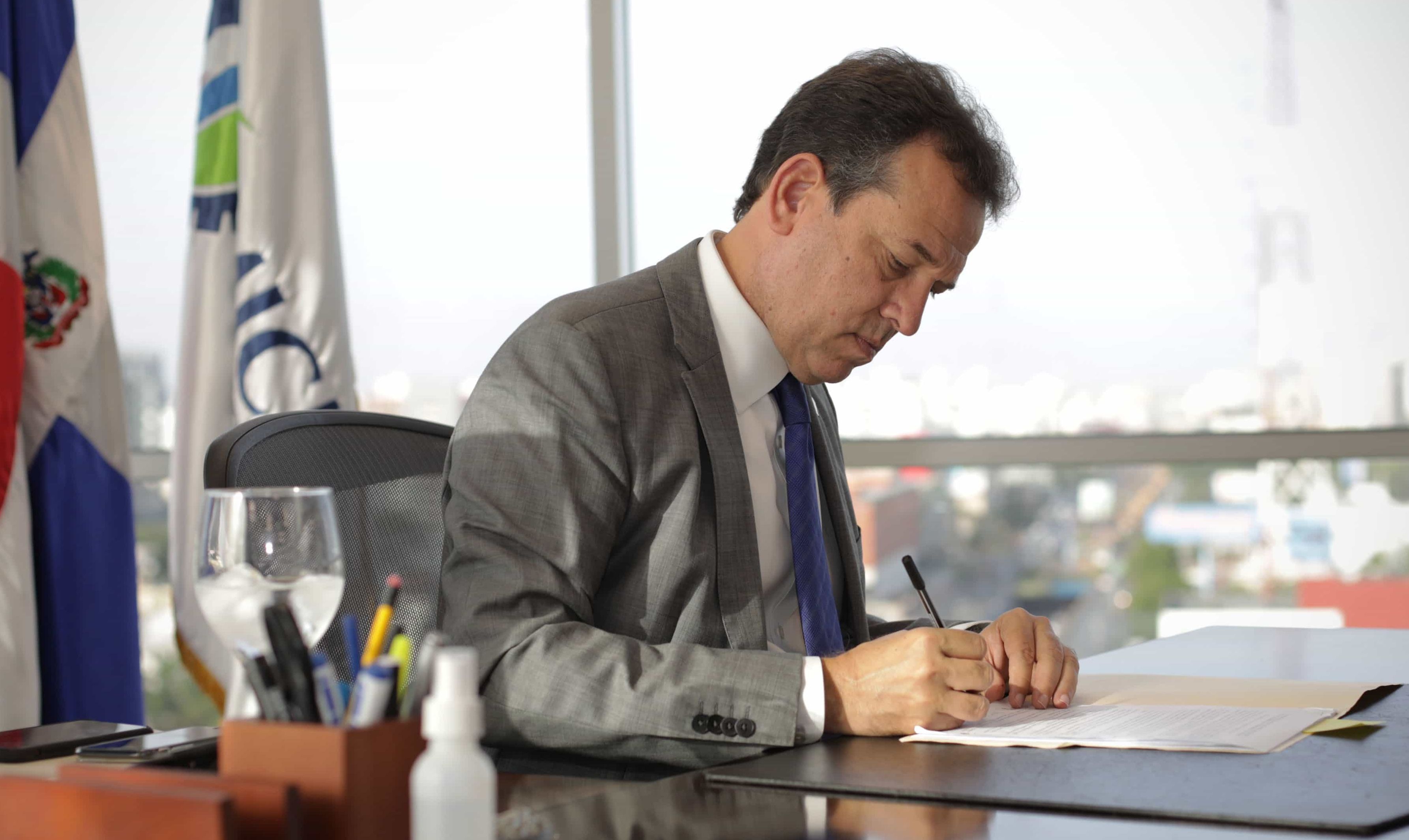 Ministro Bisonó firma el compromiso de ética en favor de un gobierno transparente y eficiente 