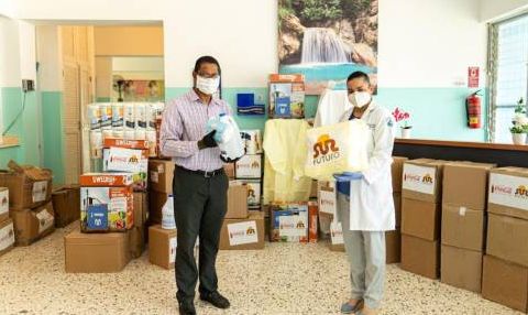 Fundaciones entregan insumos médicos y alimentos en Santiago y Puerto Plata