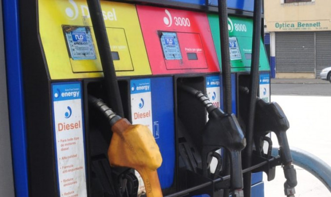 Precios de los combustibles bajan entre RD$1.96 y RD$4.00