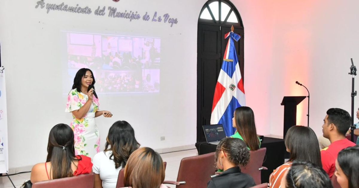 La Conferencista Carmen Blanc Impulsa el Bienestar Financiero en La Vega con su Conferencia "Tú y tu Dinero: Claves del Bienestar Financiero"