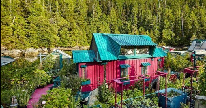 Freedom Cove: El hombre que construyó un pueblo flotante autosuficiente en Canadá