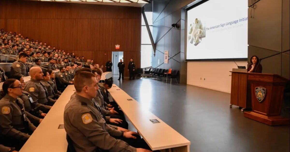Policía de Nueva York implementa capacitación en lenguaje de señas estadounidense para sus reclutas como parte de una iniciativa de equidad e inclusión