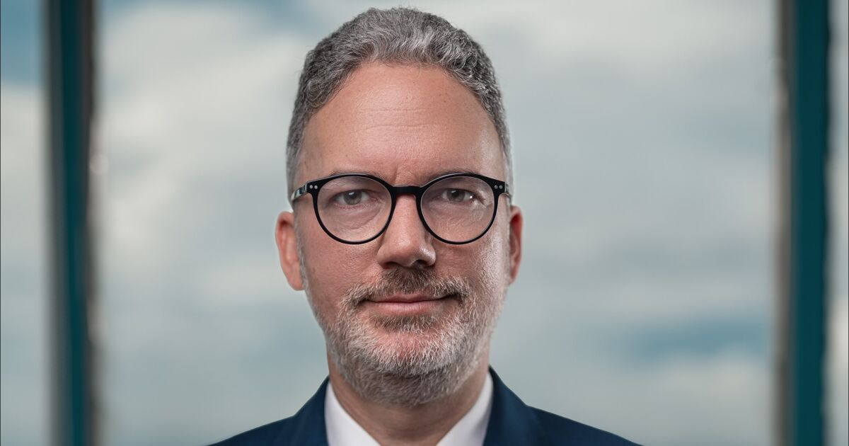 La colaboración público-privada es vital para enfrentar retos globales y estabilizar el sector industrial