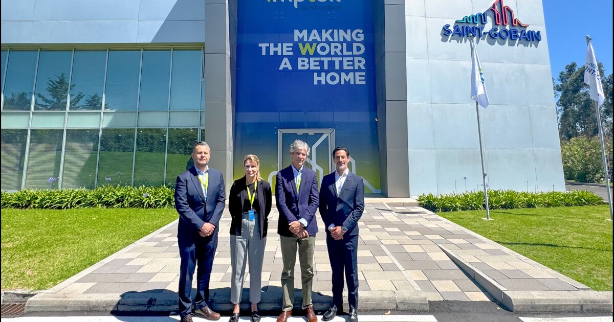 Altos ejecutivos de Saint-Gobain visitan planta industrial de Imptek