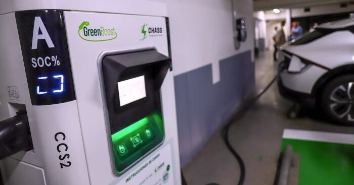 Electromovilidad avanza en Chile y suma nuevo hub de carga en pleno centro de Santiago