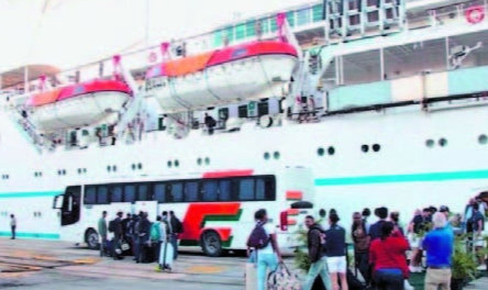 Pasajeros de cruceros están abordando autobuses y llevados a los aeropuertos
