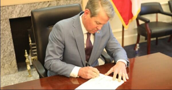 El gobernador Kemp firma proyectos de ley de alivio fiscal