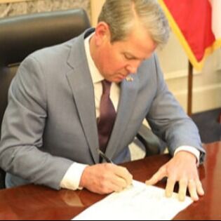 El gobernador Kemp firma proyectos de ley de alivio fiscal