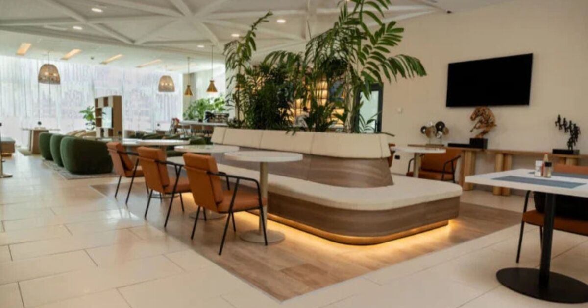 El Courtyard by Marriott Kingston presenta espacios renovados que combinan el diseño moderno con la hospitalidad jamaicana