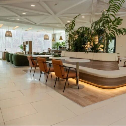 El Courtyard by Marriott Kingston presenta espacios renovados que combinan el diseño moderno con la hospitalidad jamaicana