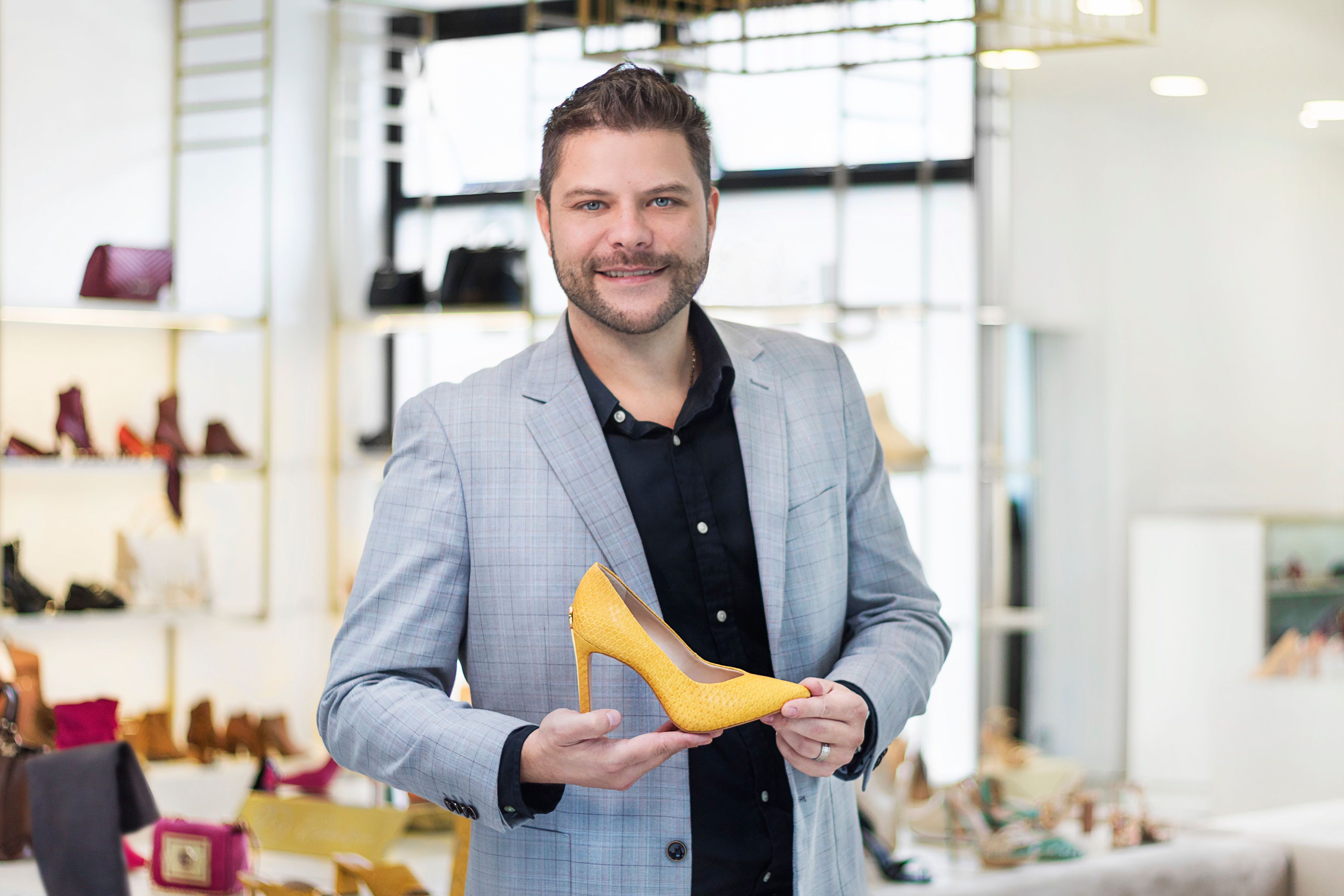 La marca exclusiva del diseñador Jorge Biscoff llega a Ecuador para ofrecer una propuesta de calzado, carteras y accesorios para mujer.