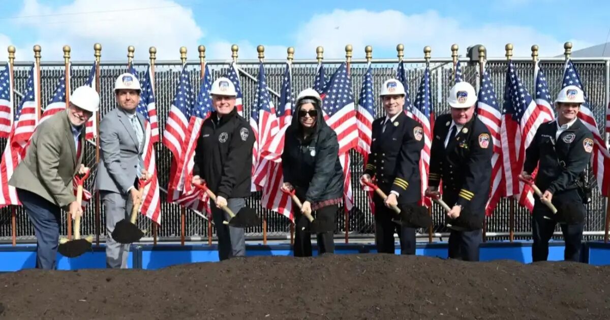 Colocación de la primera piedra del nuevo parque de bomberos de 40 millones de dólares en Rockaway Park