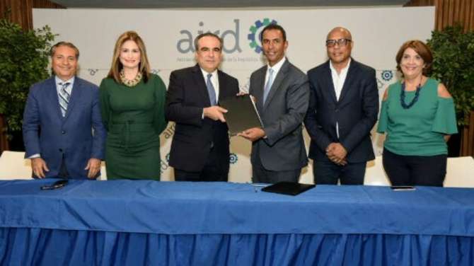 AIRD y Dominicana Limpia se comprometen a impulsar el reciclaje de plástico y materiales de construcción