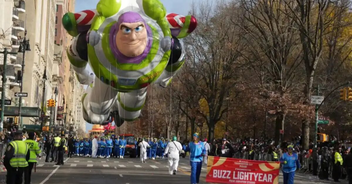 Miles de personas se reúnen para ver el 99.º Desfile Anual del Día de Acción de Gracias de Macy's