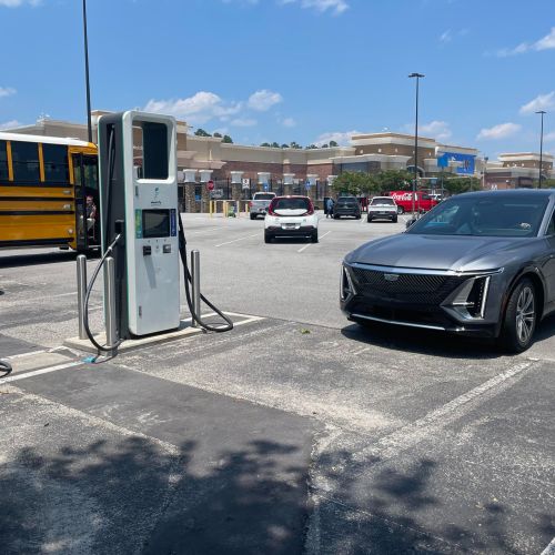 Un concesionario de automóviles de Georgia está construyendo cargadores eléctricos y paneles solares en una nueva asociación