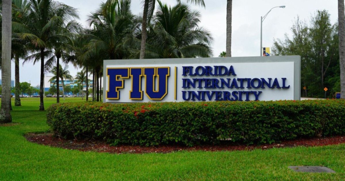 Universidad Internacional de Florida FIU presenta la Escuela de Periodismo y Medios Lee Caplin en ceremonia