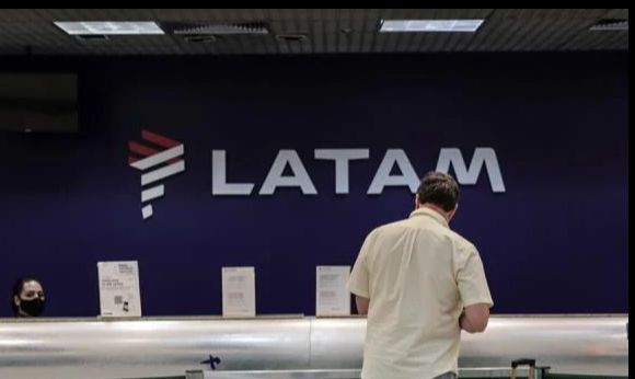 La aerolínea Latam negocia la reducción permanente de sueldos en Brasil