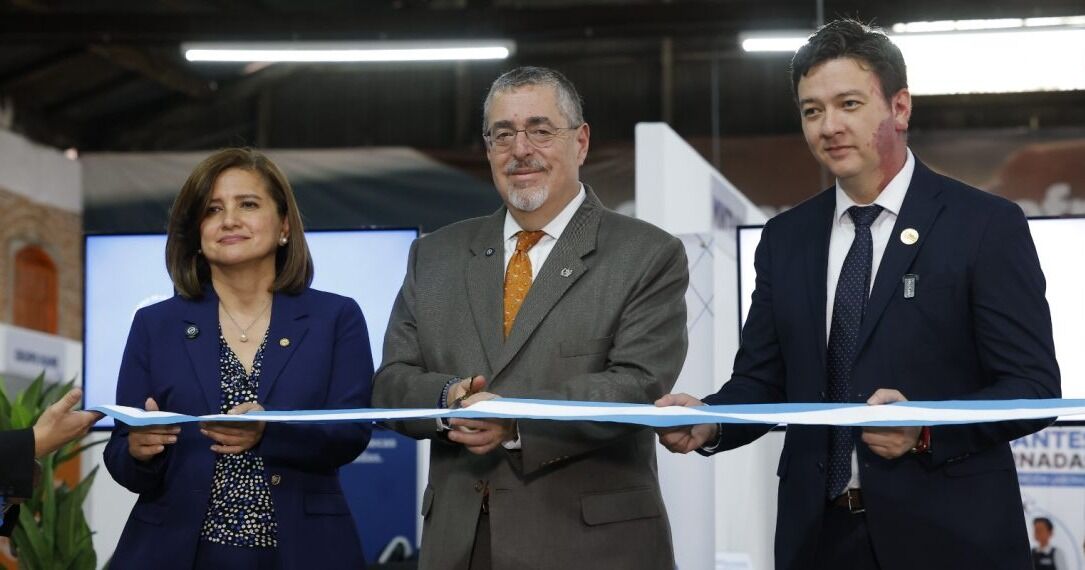 Presidente y vicepresidenta inauguran Centro de Atención y Registro para guatemaltecos retornados