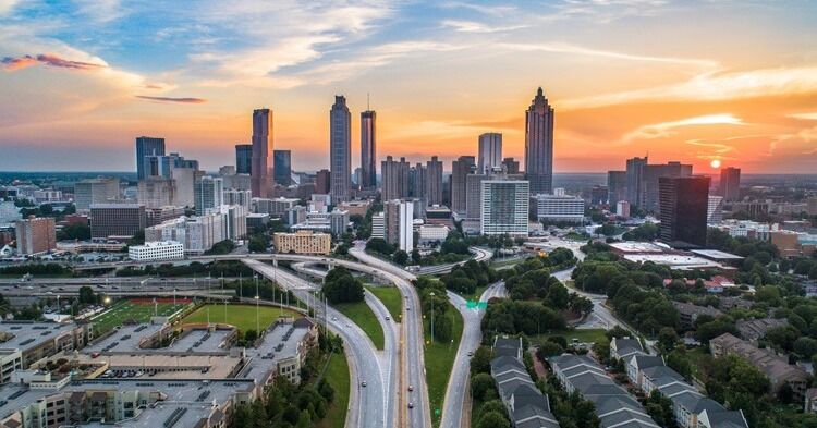 Atlanta se posiciona entre los 5 principales mercados de oficinas de EE. UU. con 17 millones de pies cuadrados negociados en 2025