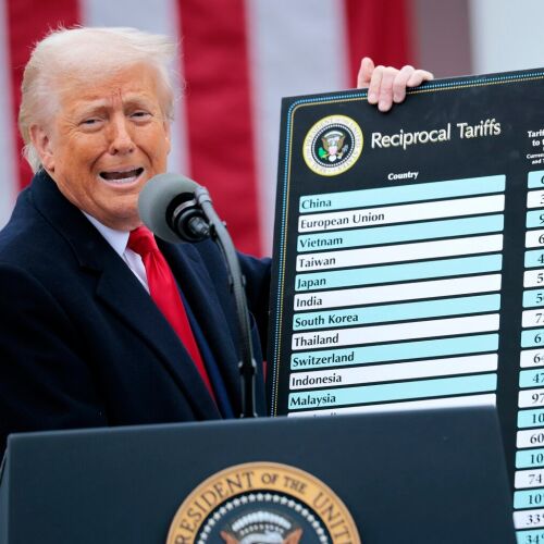 El tribunal de apelaciones restablece los aranceles de Trump por ahora, después de que el tribunal comercial bloqueara la mayoría