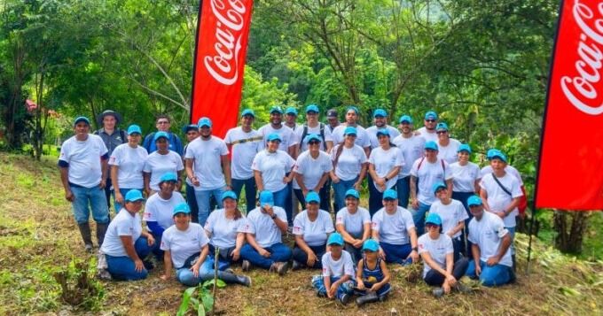 Coca-Cola siembra 300 árboles en Sardinilla como parte de su estrategia hídrica 2030