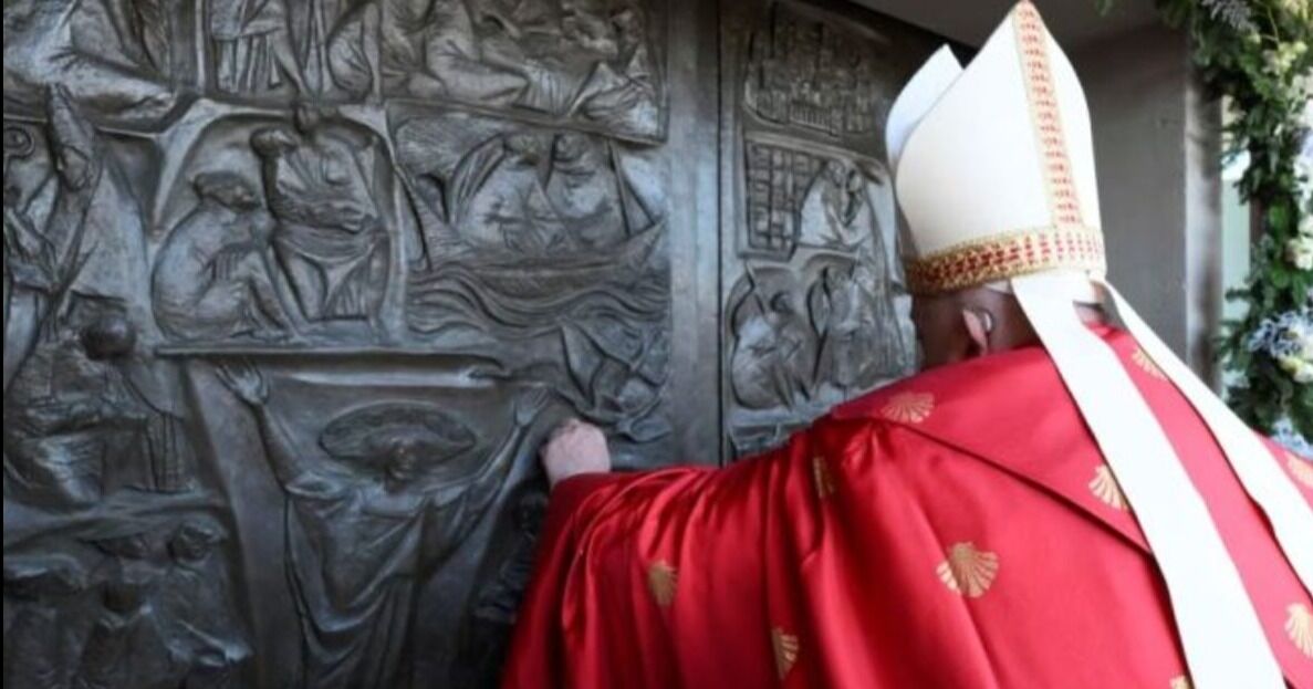 El papa Francisco abre una «puerta santa» especial para el Jubileo católico en una cárcel de Roma