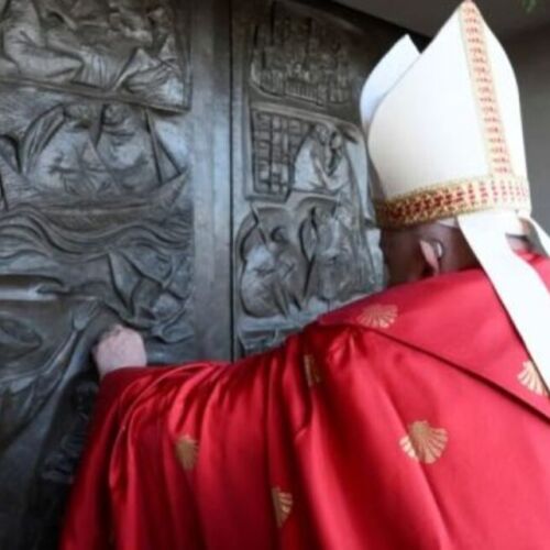 El papa Francisco abre una «puerta santa» especial para el Jubileo católico en una cárcel de Roma