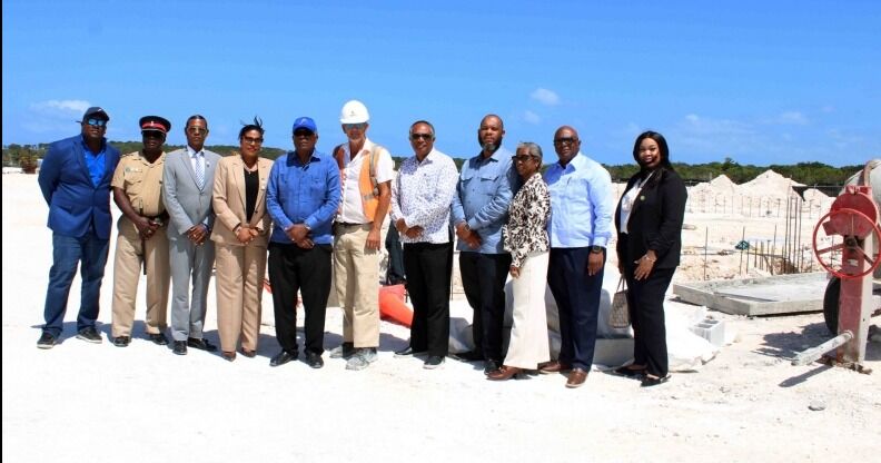 Supervisan progreso en la construcción del aeropuerto de Eleuthera Norte