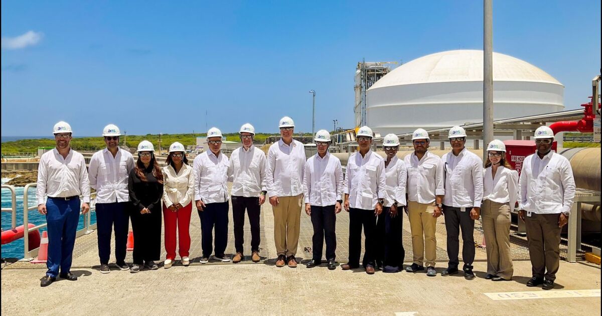 Subsecretario de Estado de EE.UU. visita AES Dominicana y conoce la mayor inversión energética estadounidense en el país