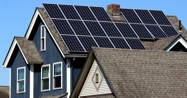 Paneles solares y bombas de calor: la dupla clave para reducir hasta un 70% la cuenta de la luz y el gas