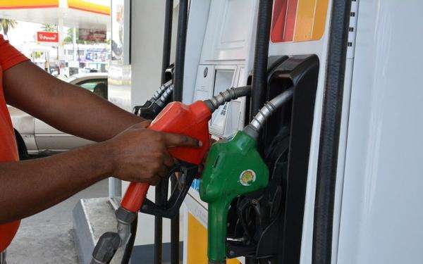 Precios de los combustibles bajan entre 20 centavos y 4 pesos