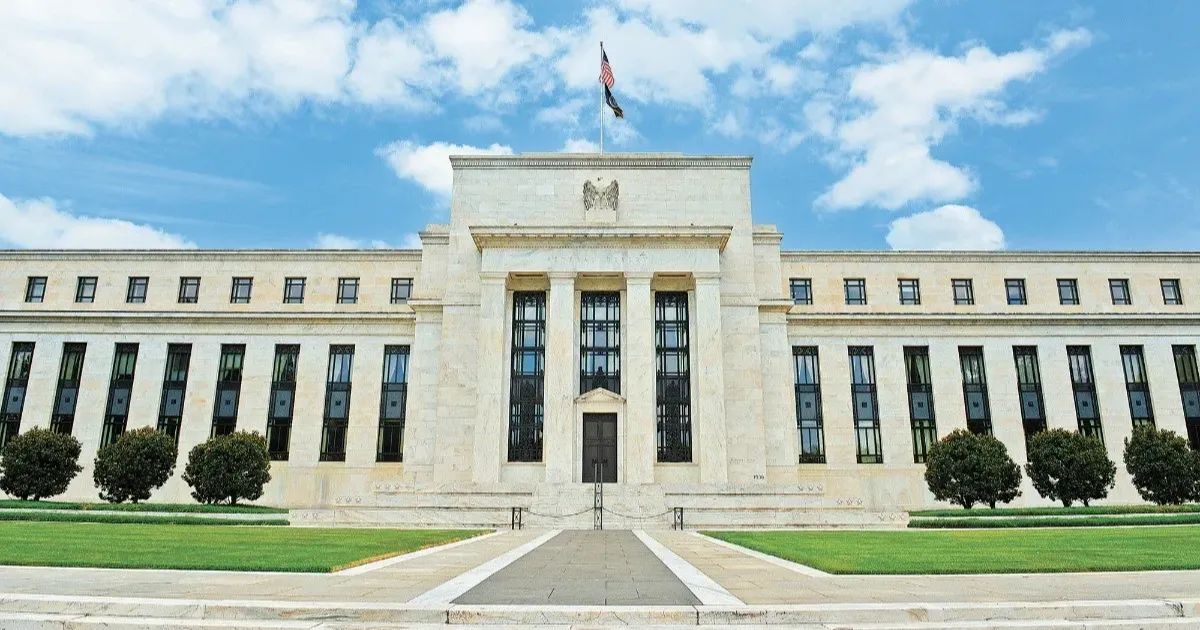 Autoridades de la Fed estiman que las tasas se mantendrán altas