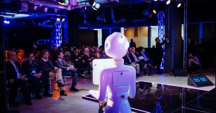 Robots humanoides, simuladores de F16 y metaverso marcan el inicio de cumbre tecnológica