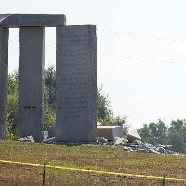 Un misterioso monumento en Georgia fue demolido luego de una explosión