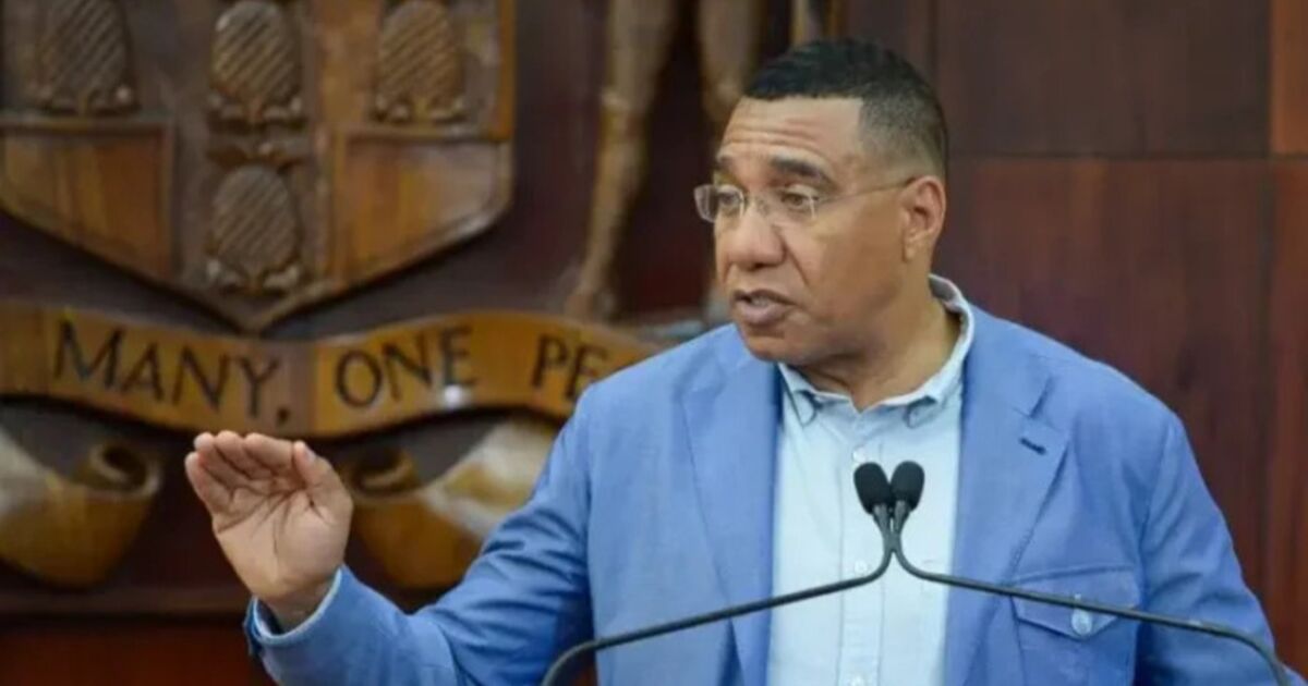 El primer ministro presenta un plan para reactivar el comercio local tras el huracán Melissa.