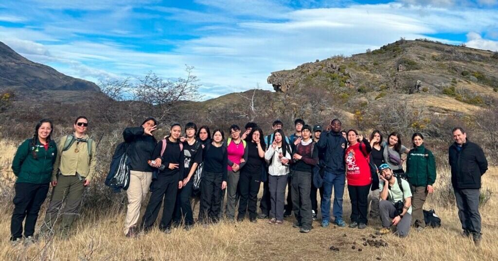 Estudiantes de Turismo del Liceo Politécnico en Natales disfrutaron de jornada ambiental en el Parque Nacional Torres del Paine