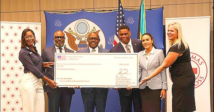 Embajador estadounidense, Walker, entrega una subvención de 500.000 dólares para ayudar a las víctimas del huracán Melissa en las Bahamas