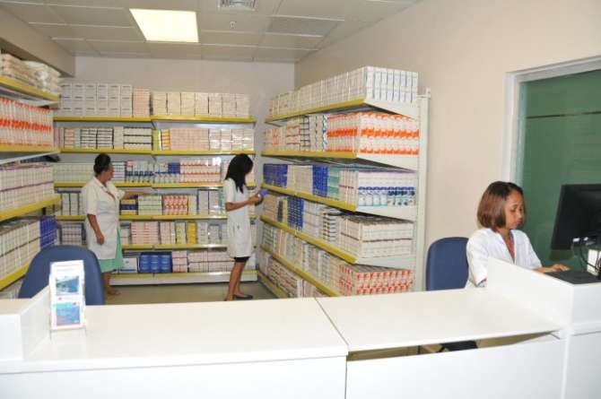 Aumentan salarios a empleadas en las Farmacias del Pueblo